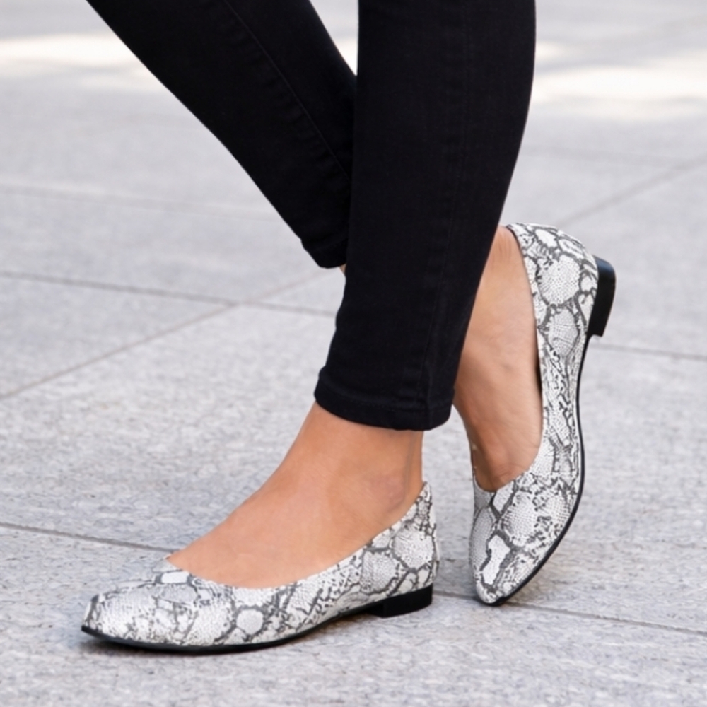 Journee Collection Kavn Modern Minimalist Edge Snake Comfort Ballet Flats 8.5M